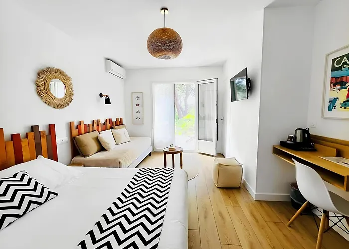 Les Volets Rouges - - Situé Dans Le Parc National Des CalanquesHotel Cassis